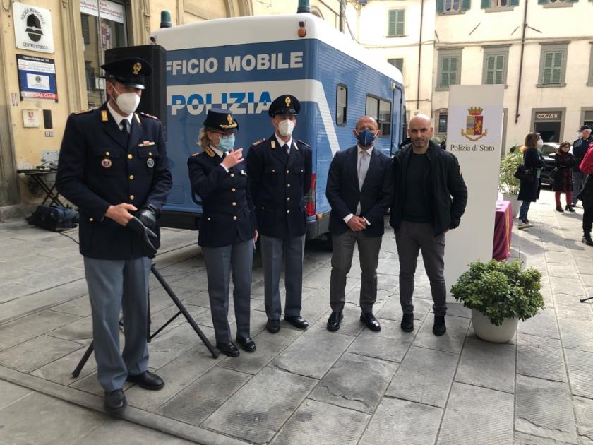 Il Camper Della Polizia Di Stato A Citt Di Castello Nellambito Del