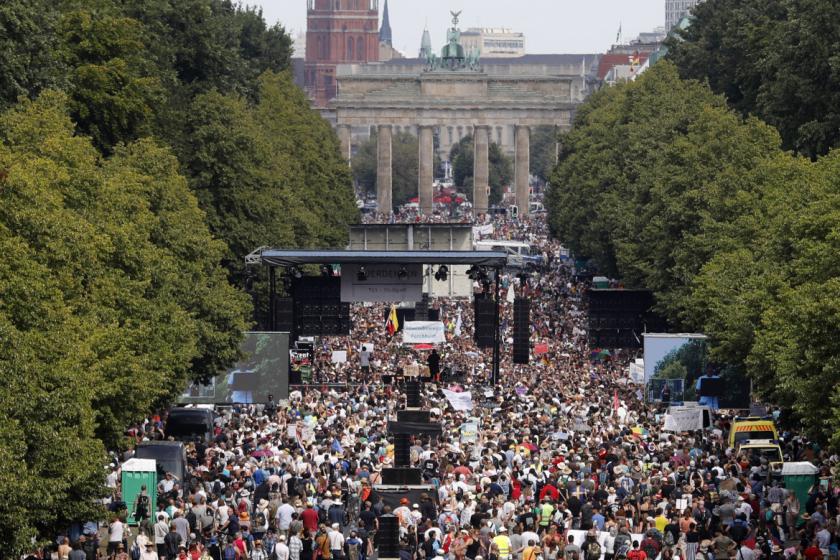Berlino vieta le manifestazioni dei negazionisti del ...