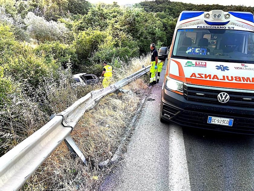 Vola nella scarpata con una limousine e si frattura due vertebre