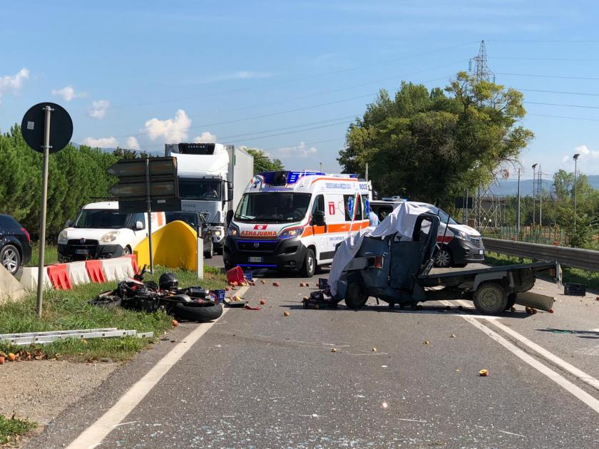 Tragico scontro sul raccordo autostradale di Arezzo perde la vita