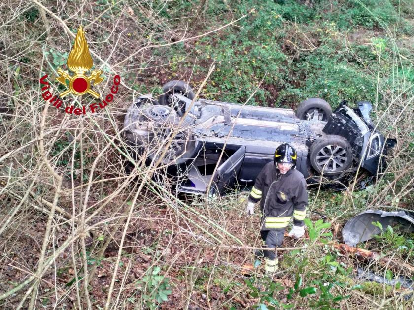 Arezzo auto esce di strada sulla 73 ferita in codice giallo una