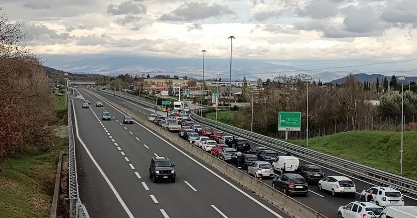 Scontri tra le tifoserie di Roma e Napoli chiusa l A1 tra Arezzo