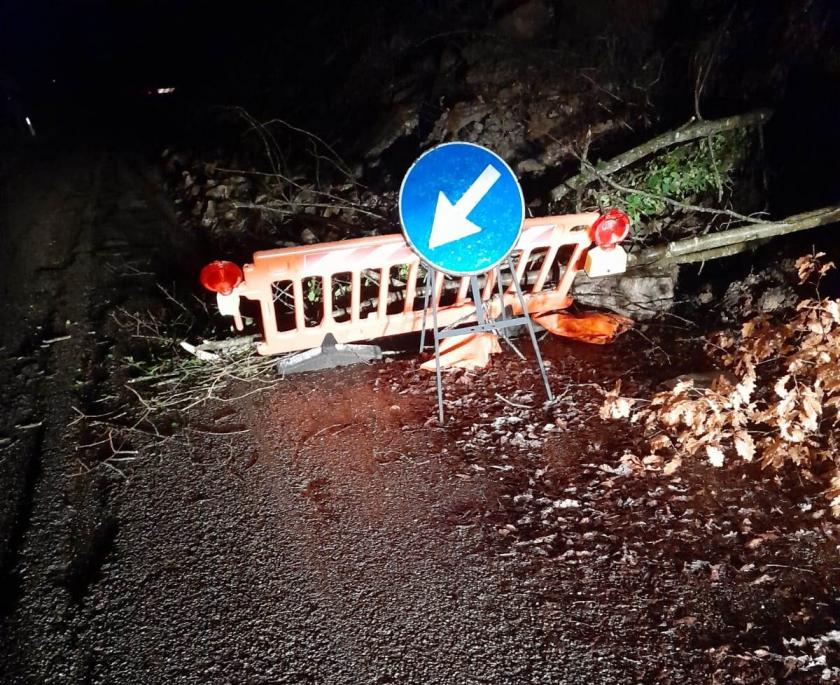 Frana lungo la Sp57 dell Alpe di Catenaia chiuso il collegamento