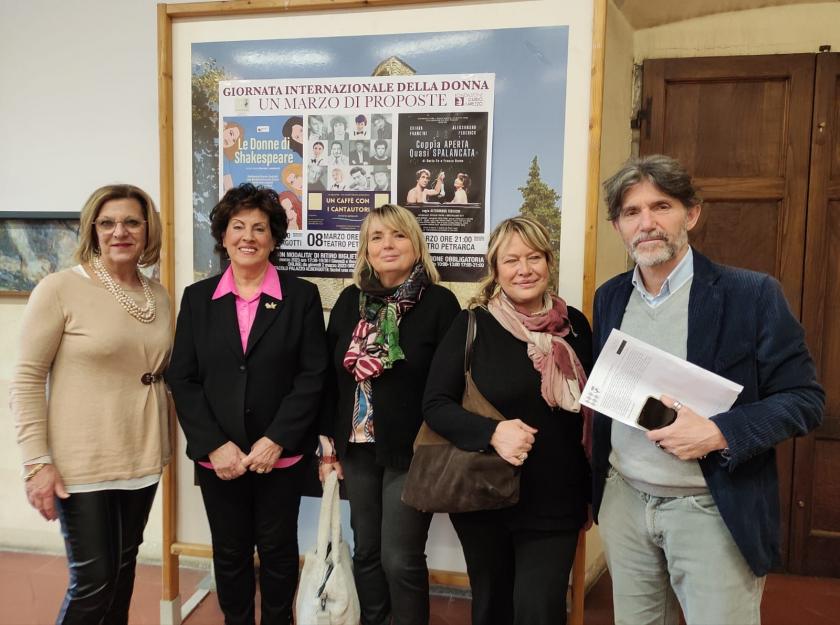 Arezzo, Guido Monaco beleuchtet am 8. März als Zeichen der Solidarität mit den Frauen Afghanistans und Irans