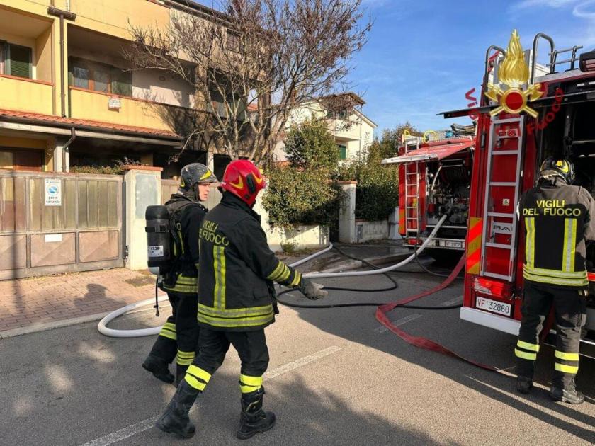 Incendio in una villetta di via Raffaello Sanzio ad Arezzo