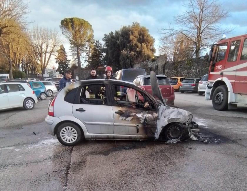 Sansepolcro, vettura in fiamme: il conducente si ferma ed evita il peggio -  Saturno Notizie