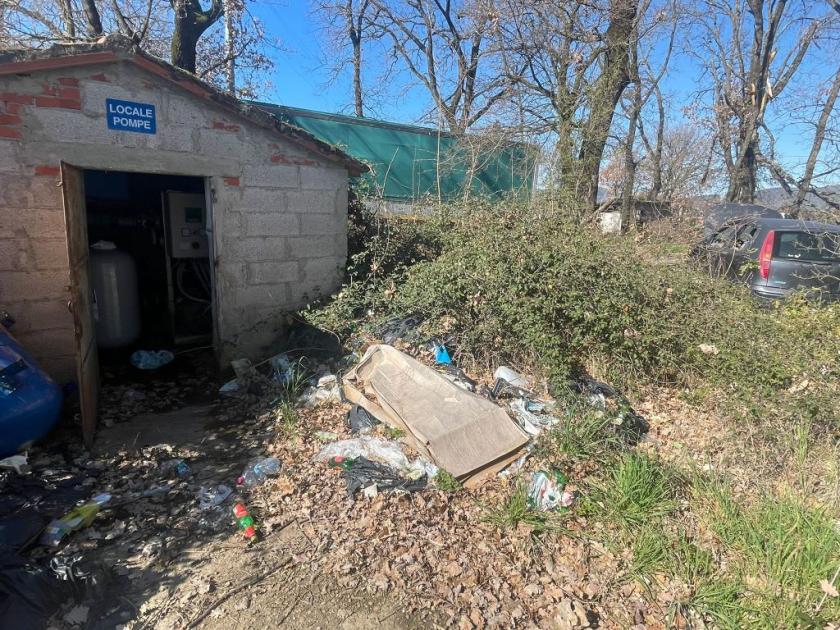 Arezzo discarica abusiva nel bosco vari rifiuti e trenta auto